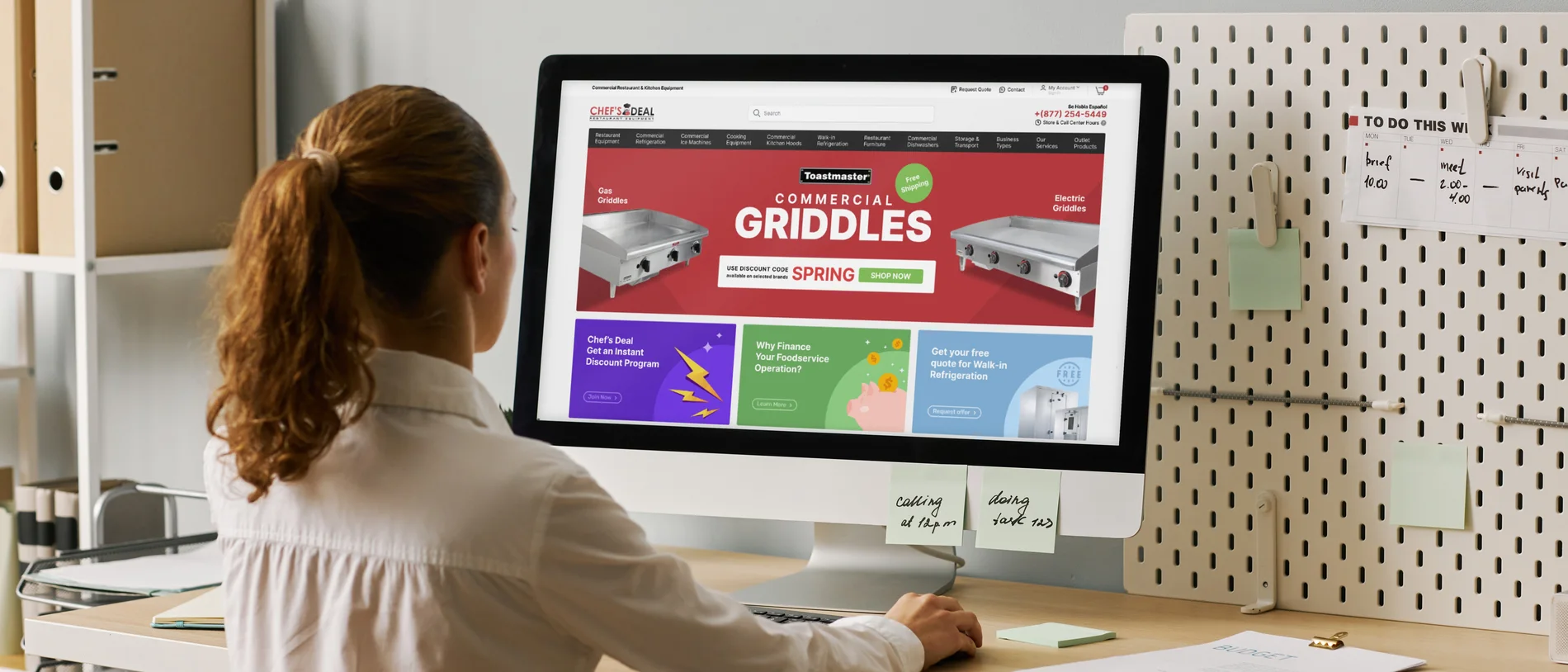 Delikli panoda notların durduğu düzenli bir masada, ekranında Chef's Deal web sitesi açık bilgisayarla çalışan kişi