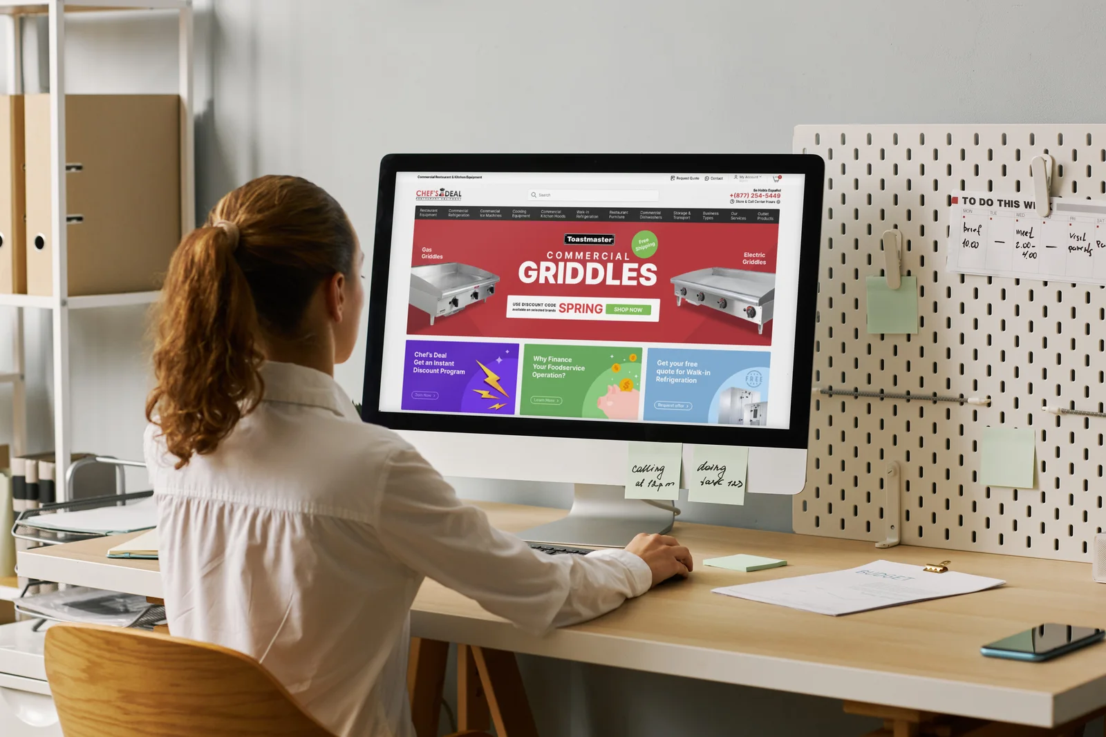 Delikli panoda notların durduğu düzenli bir masada, ekranında Chef's Deal web sitesi açık bilgisayarla çalışan kişi