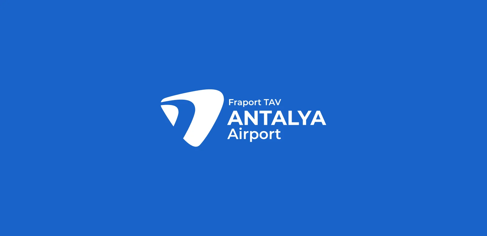 Mavi zeminde Fraport TAV Antalya Airport logosu