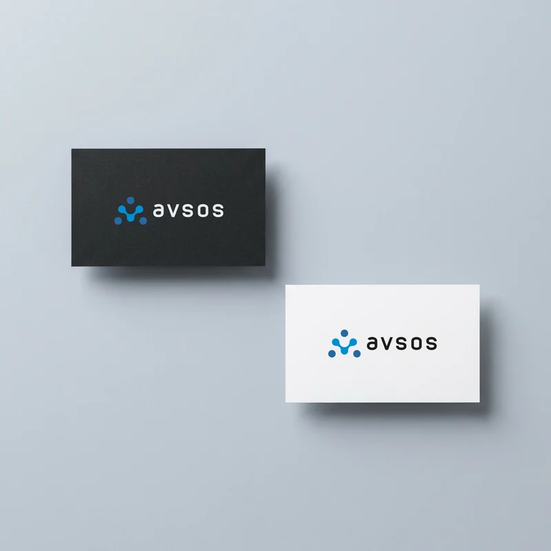Kartvizit uygulaması: Koyu ve beyaz kartlarda Avsos logosu.