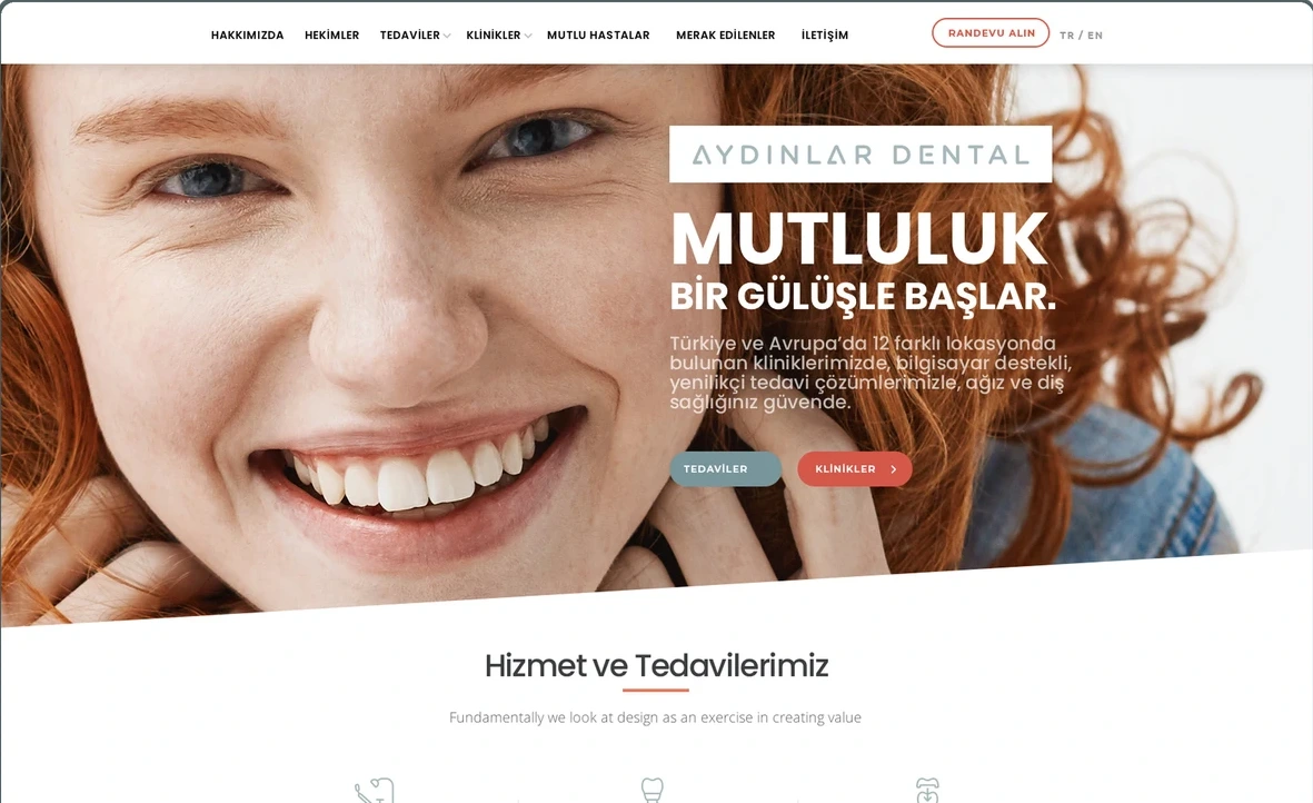 Gülümseyen hasta fotoğrafıyla açılan Aydınlar Dental ana sayfası.