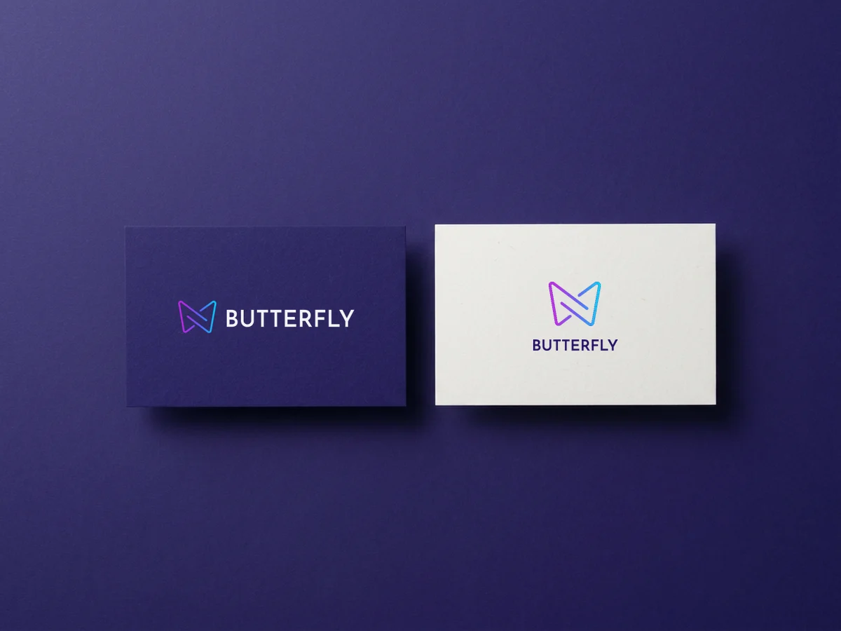 Gece moru ve beyaz kartvizit üzerinde Butterfly logosu: koyu kartta yatay logo, beyaz kartta sembol ve logotip alt alta.