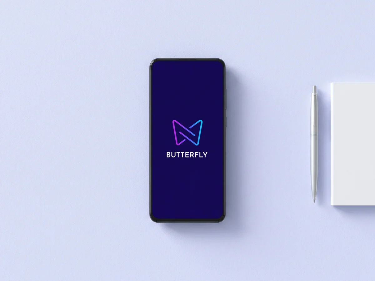 Telefon ekranında gece moru zemin üzerinde Butterfly sembolü ve logotipiyle uygulama açılış ekranı.