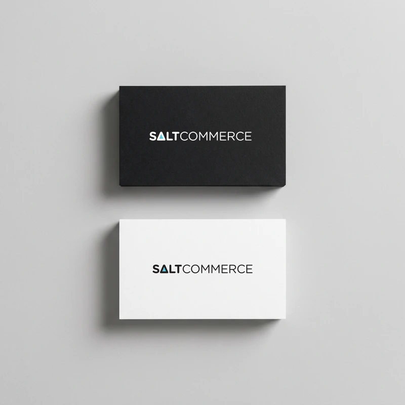 Kartvizit üzerinde sade kimlik kullanımı: siyah ve beyaz kartlarda Salt Commerce logosu.