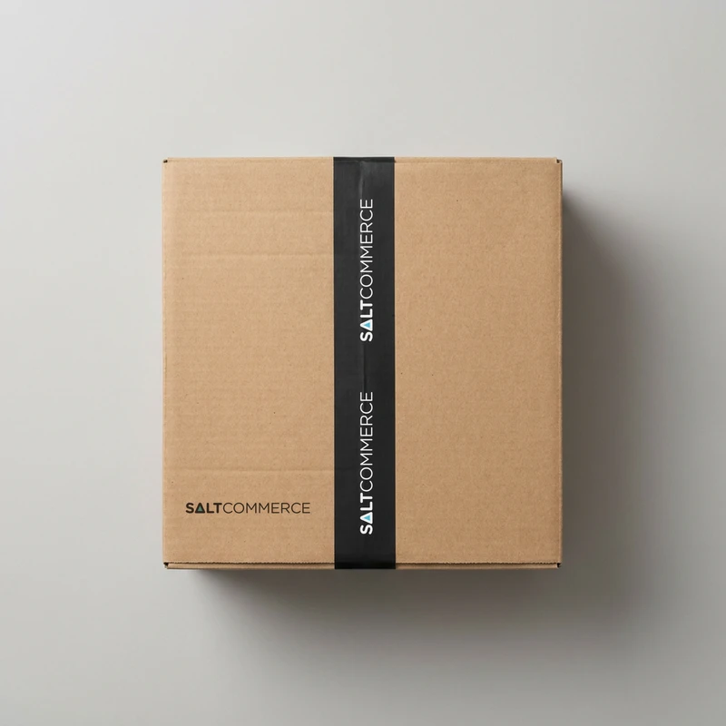 Kargo kutusu ve paket bandı üzerinde Salt Commerce logosu.