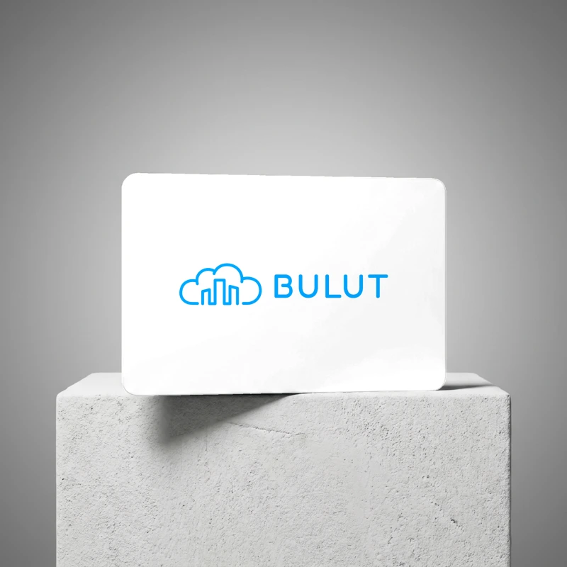 Beton kaide üstünde beyaz kartta yenilenen mavi Bulut logosu