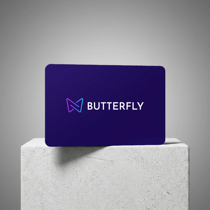 Beton kaide üstünde koyu mor kartta yenilenen Butterfly logosu