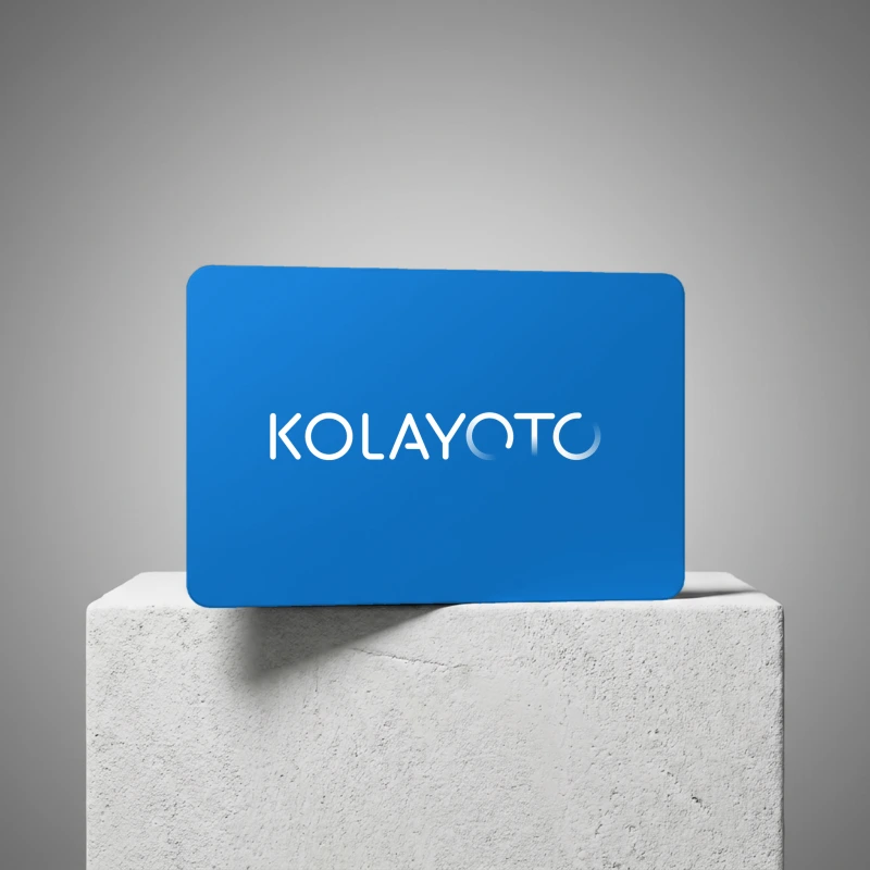 Beton kaide üstünde mavi kartta yeni KolayOto logosu